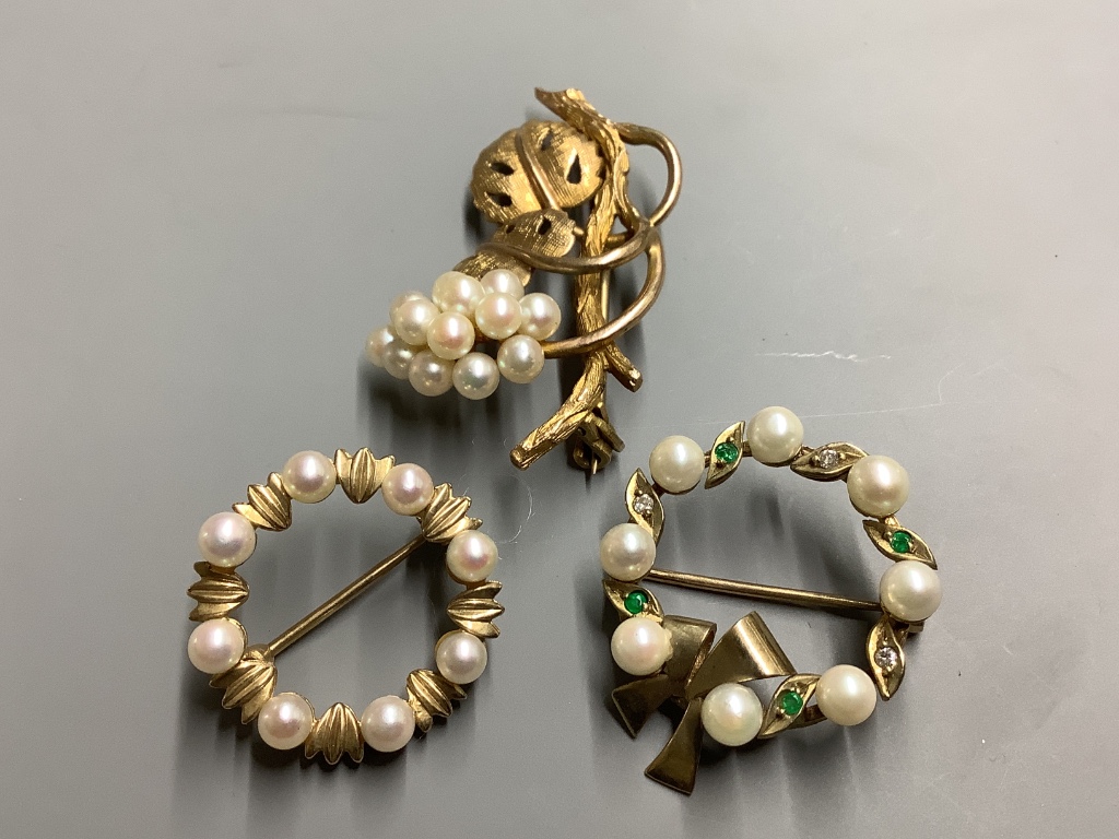 Three assorted modern 9ct gold brooches, one set with emerald, diamond and cultured pearl and two set with cultured pearls only, largest 40mm